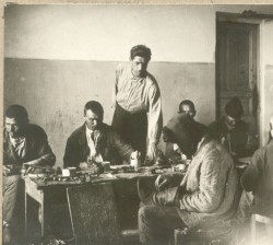 Фотография. Сапожная мастерская в Ставропольской психиатрической больнице. 1930-е гг. Из фотоальбома главного врача А.Я. Доршта 1939 г.